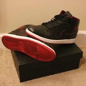 Air Jordan 1 mid black and red worn once